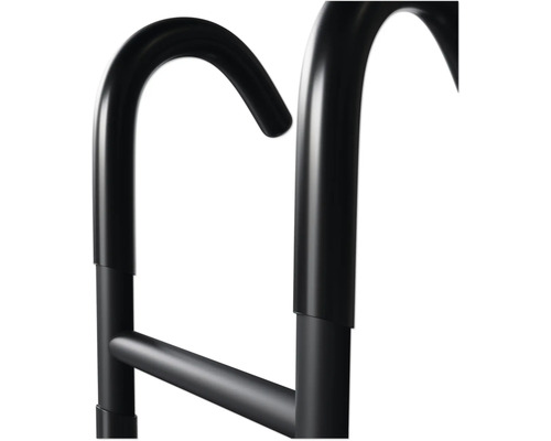 Detailansicht einer schwarzen Poolleiter