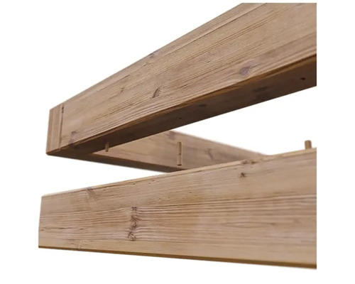 Detailansicht eines Holzrahmens mit Dübelverbindungen.