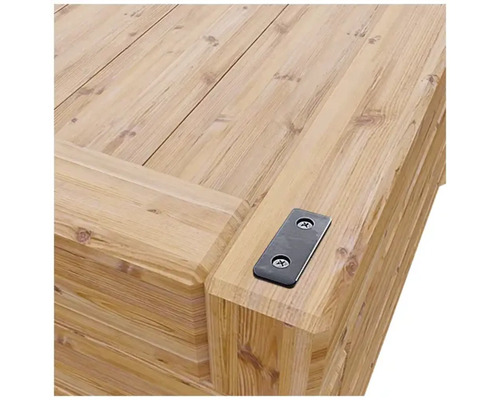 Detailansicht einer Holzkonstruktion mit Metallbeschlag und Schrauben.