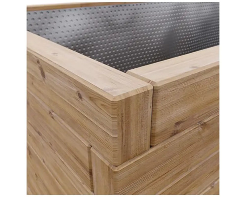 Detailansicht eines Hochbeets aus Holz mit Noppenfolie