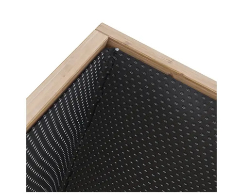 Detailansicht eines Hochbeets mit Innenfolie und Holzrahmen