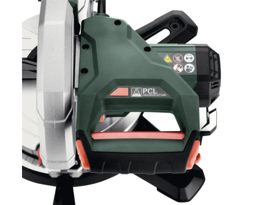 Detail einer Paneelsäge mit Griff und Sicherheitsaufklebern