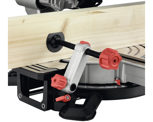 Werkstückspannung an einer Kapp- und Gehrungssäge mit Werkstück