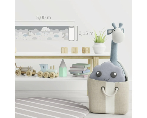 Chambre d''enfant avec bordure de nuages, jouets et décoration