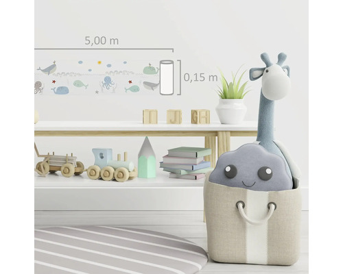 Chambre d''enfant avec bordure à motifs marins, jouets et décorations