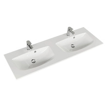 Doppelwaschtisch mit zwei Waschbecken und Armaturen