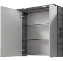 Geöffneter Spiegelschrank mit Glasablagen und integrierter Beleuchtung