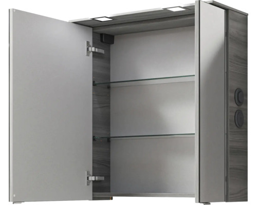 Geöffneter Spiegelschrank mit Glasablagen und integrierter Beleuchtung