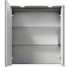 Geöffneter Spiegelschrank mit Glasböden und Beleuchtung für das Badezimmer