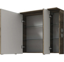 Geöffneter Spiegelschrank mit Glasablagen und Holzstruktur