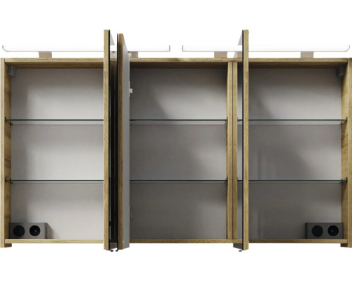 Armoire de toilette ouverte avec étagères en verre et éclairage