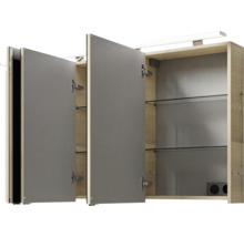 Badezimmerszene mit offenem Spiegelschrank und Glasregalen