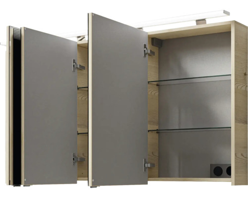 Scène de salle de bains avec armoire de toilette ouverte et étagères en verre