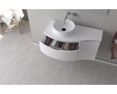 Salle de bains moderne avec meuble-lavabo blanc et tiroir ouvert pour le rangement