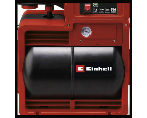 Detailansicht einer Hauswasseranlage von Einhell mit Druckanzeige und großem Behälter.