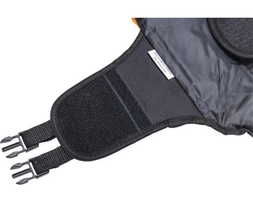 Gros plan sur une veste pour chien avec fermeture velcro et boucles