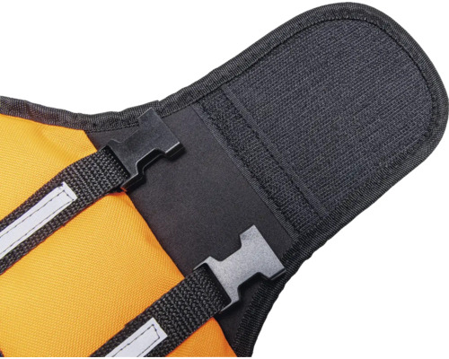 Detail einer Schwimmweste mit Schnallenverschluss