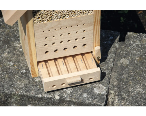 Insektenhotel mit herausgezogener Schublade zur Reinigung