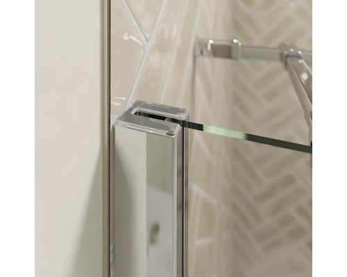 Detailansicht einer Duschkabine mit Türgriff und Scharnieren