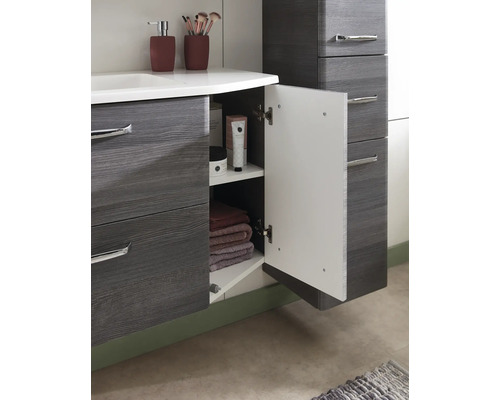 Badezimmerunterschrank mit geöffneter Tür und Regalen zur Aufbewahrung