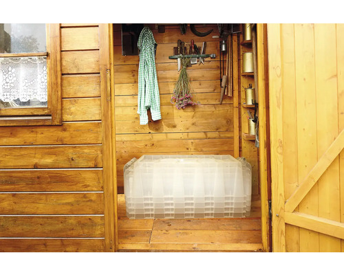 Stapel Pflanzgefäße im Gartenhaus