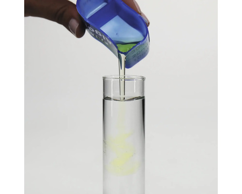 Liquide versé dans un tube à essai
