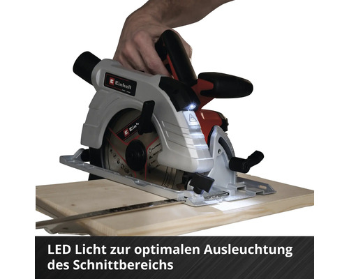 Einhell Akku-Handkreissäge beim Schneiden eines Holzstücks mit LED Licht