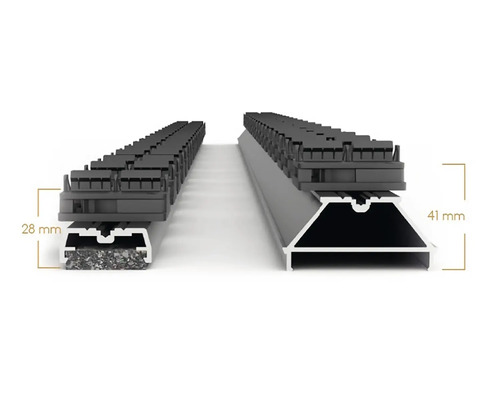 Gros plan de profilés de terrasse avec indications de hauteur