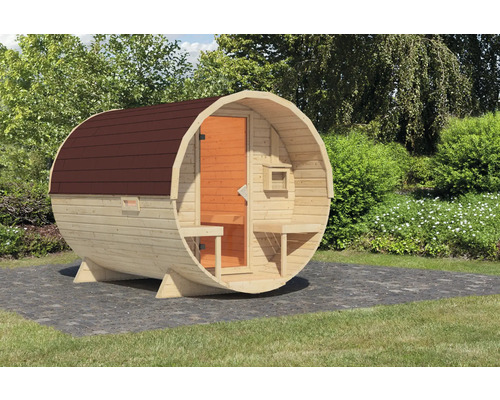 Holzfasssauna mit Tür und Fenster im Garten