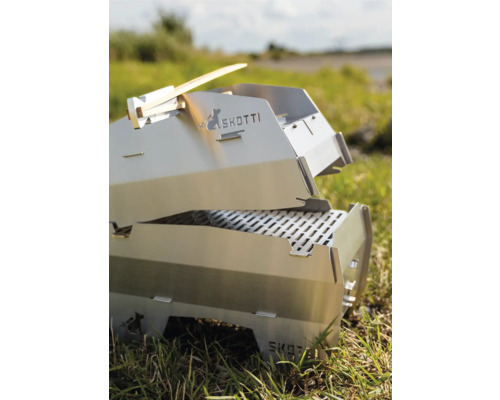 Skotti Grill aus Metall auf Gras