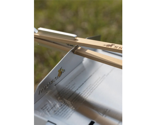 Grill mit Bambusspießen und Edelstahlgestell