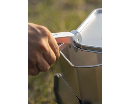 Detailansicht eines tragbaren Grills mit Griff