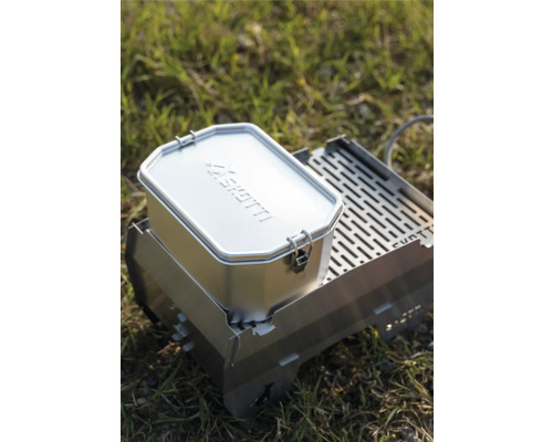 Edelstahlgrill mit Lunchbox auf Gras