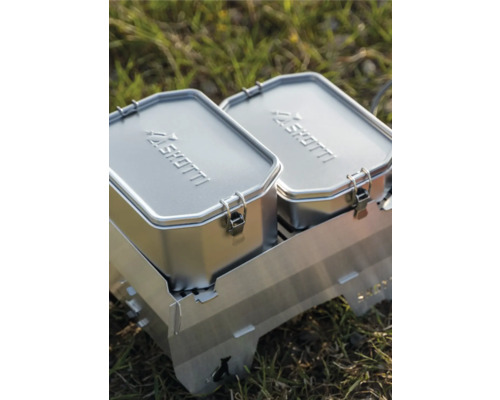 Zwei silberne SHOTTI Kochgeschirr Behälter auf einem Kocher