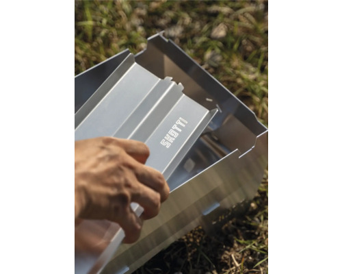 Skotti Grill im Aufbau mit Hand