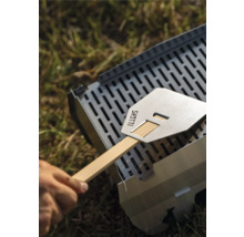 Spatule Schottis avec manche en bois à côté du gril