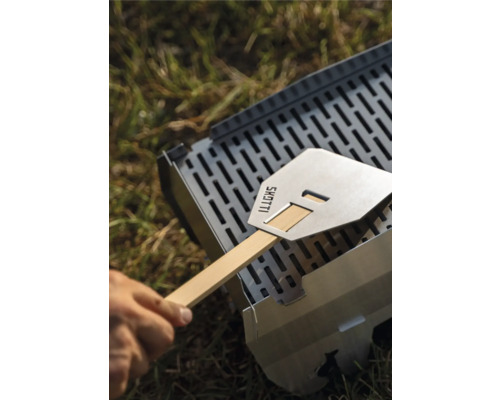 Spatule Schottis avec manche en bois à côté du gril