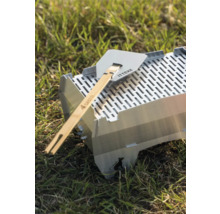 Grill Skotti avec spatule à griller sur l''herbe