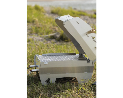 Tragbarer Edelstahlgrill für den Aussenbereich auf Gras
