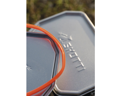 Detailansicht von zwei Brotdosen mit Gummiband