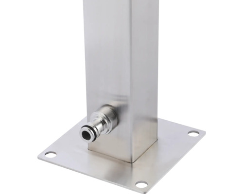 Detailansicht einer Edelstahl Gartendusche mit Wasserhahn