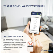 Person hält ein Smartphone mit der iQ waterGuard App zur Wasserverbrauchskontrolle in der Hand
