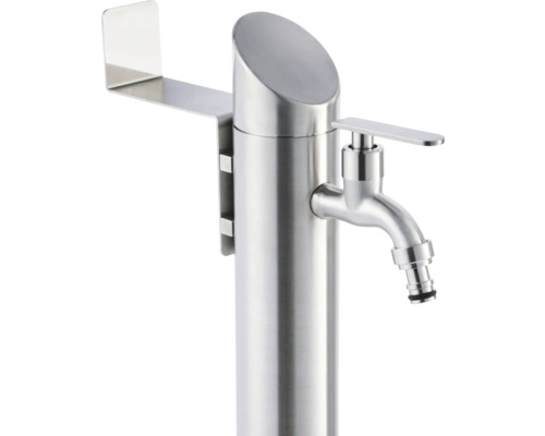 Gartenzapfsäule aus Edelstahl mit Wasserhahn und Gerätehalter