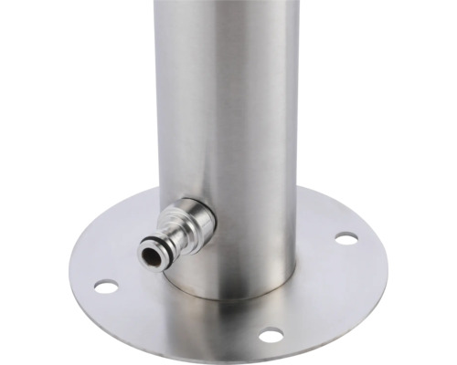 Detailansicht einer Edelstahl-Gartendusche mit Anschluss für einen Gartenschlauch