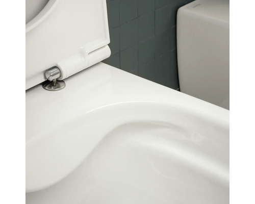 Gros plan de toilettes blanches avec couvercle de toilette