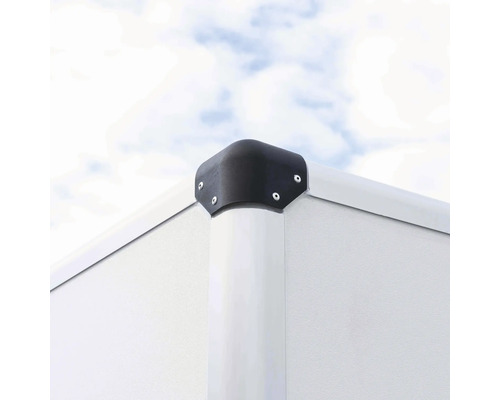 Vue détaillée d''un coin de remorque avec protection d''angle noire