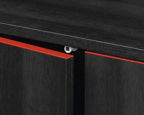 Nahaufnahme von einem Möbelstück mit Schiebetüren und roten Akzenten