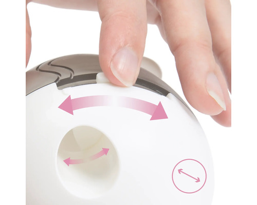 Gros plan d''une main manipulant un bouton sur un appareil. L''image montre des flèches illustrant le mouvement rotatif du bouton.