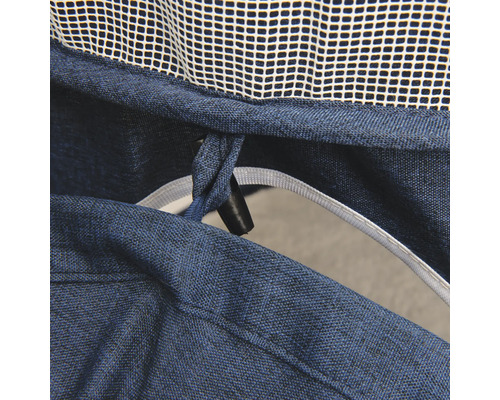 Detailaufnahme eines blauen Textilstoffs mit Netz