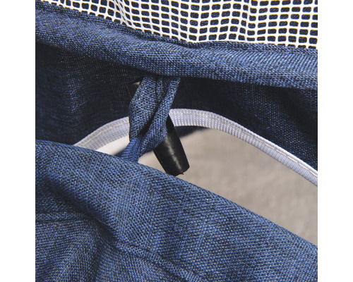 Detailansicht einer blauen Stofftasche mit Verschluss